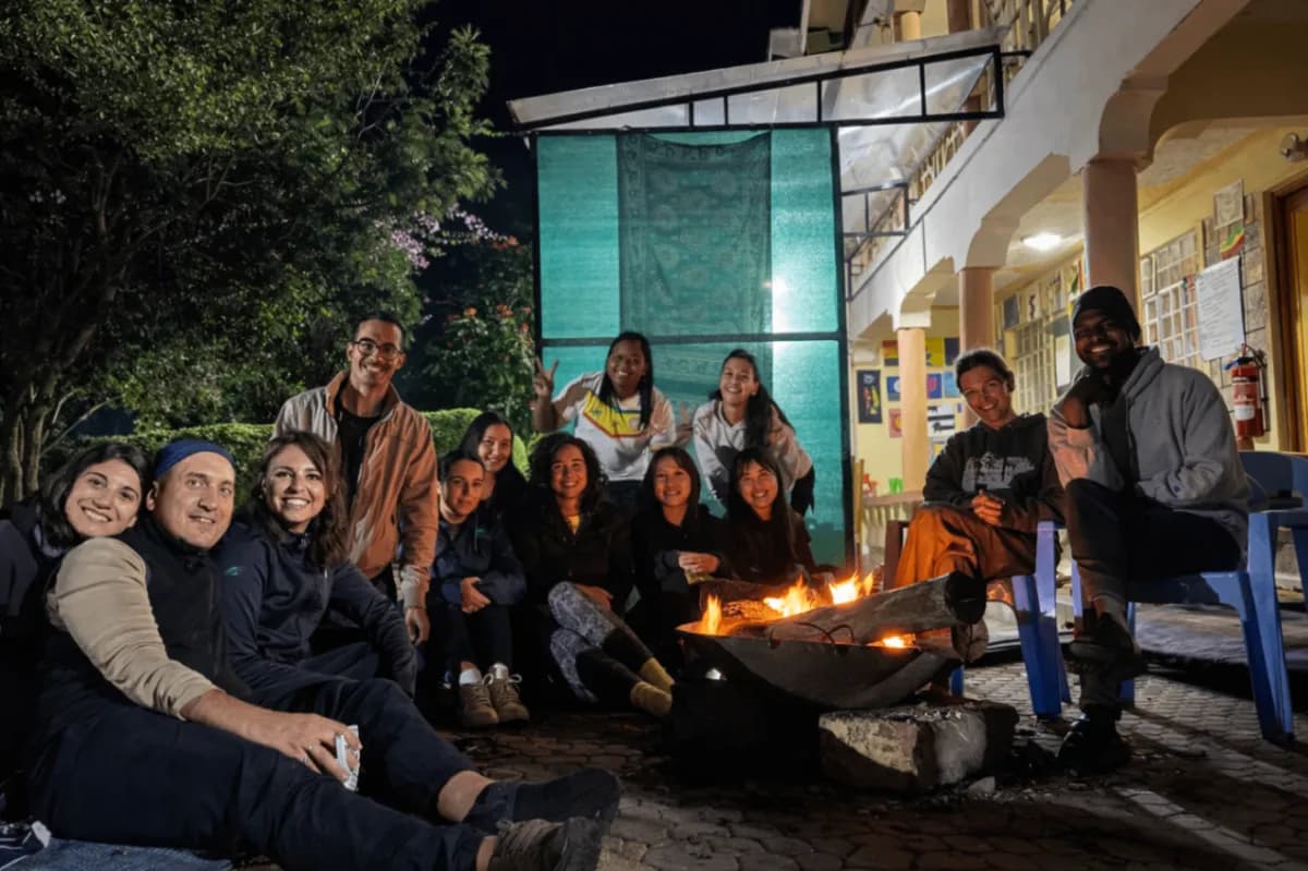 Un gruppo di viaggiatori HeyLocals riunito attorno al fuoco