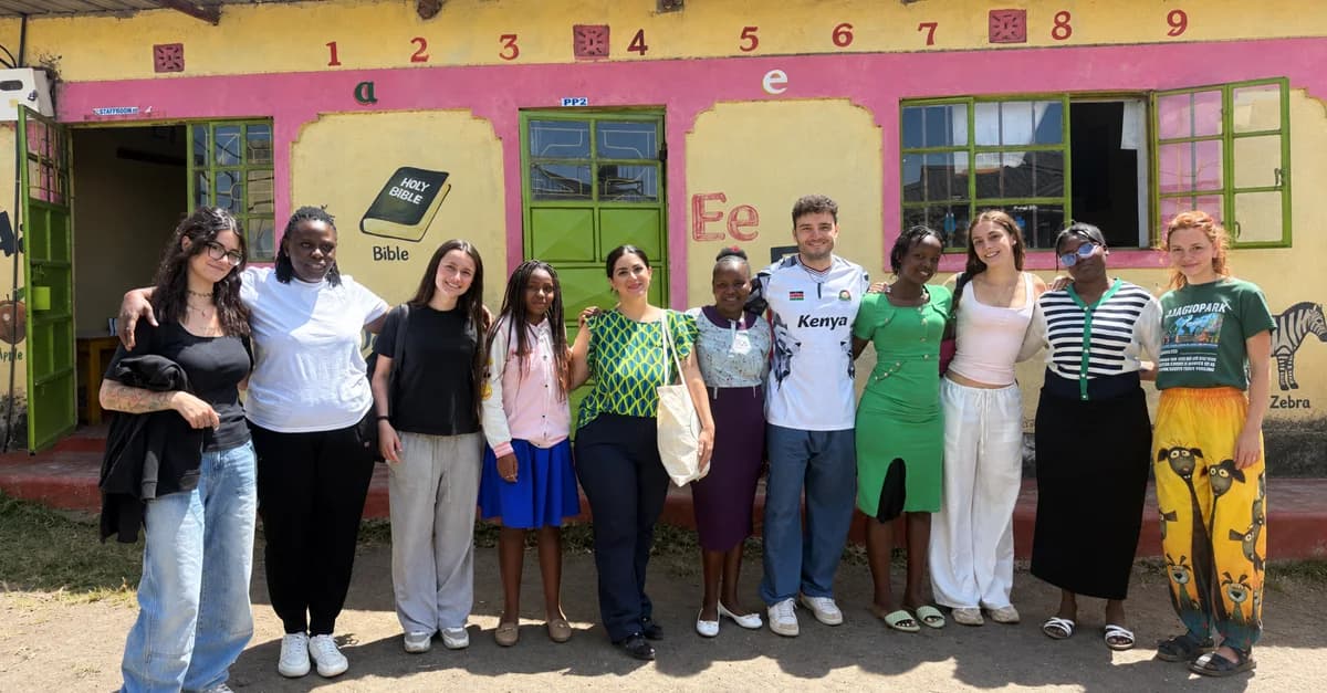 Volontari e persone del posto insieme davanti a una scuola in Kenya