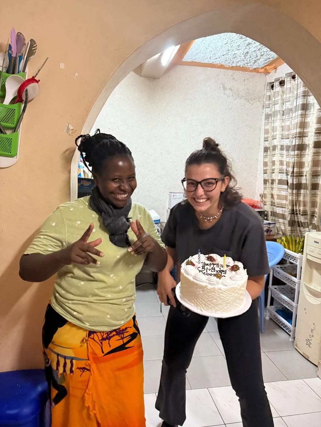 Una volontaria insieme a un membro del team locale in Kenya